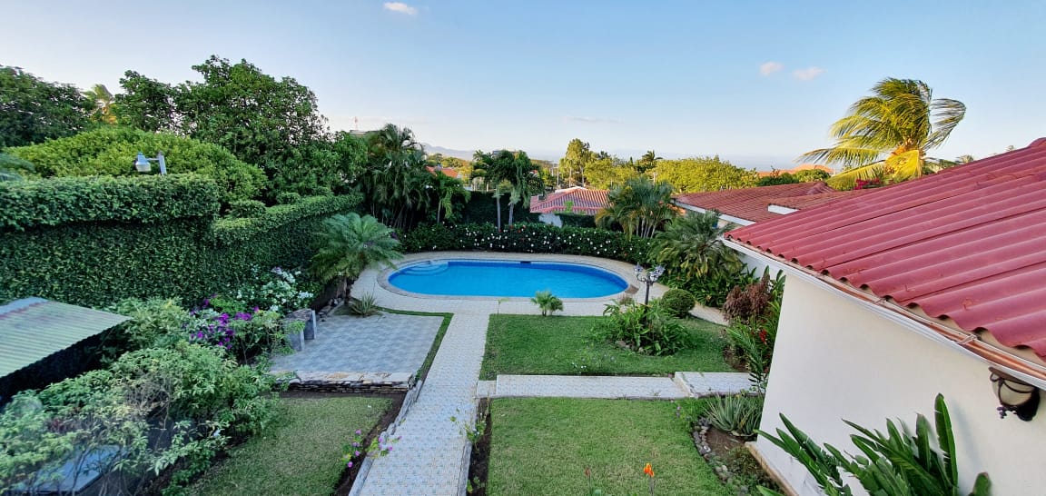 LAS CUMBRES. HERMOSA Y AMPLIA CASA CON PISCINA EN ALQUILER. - Loff Bienes Raices