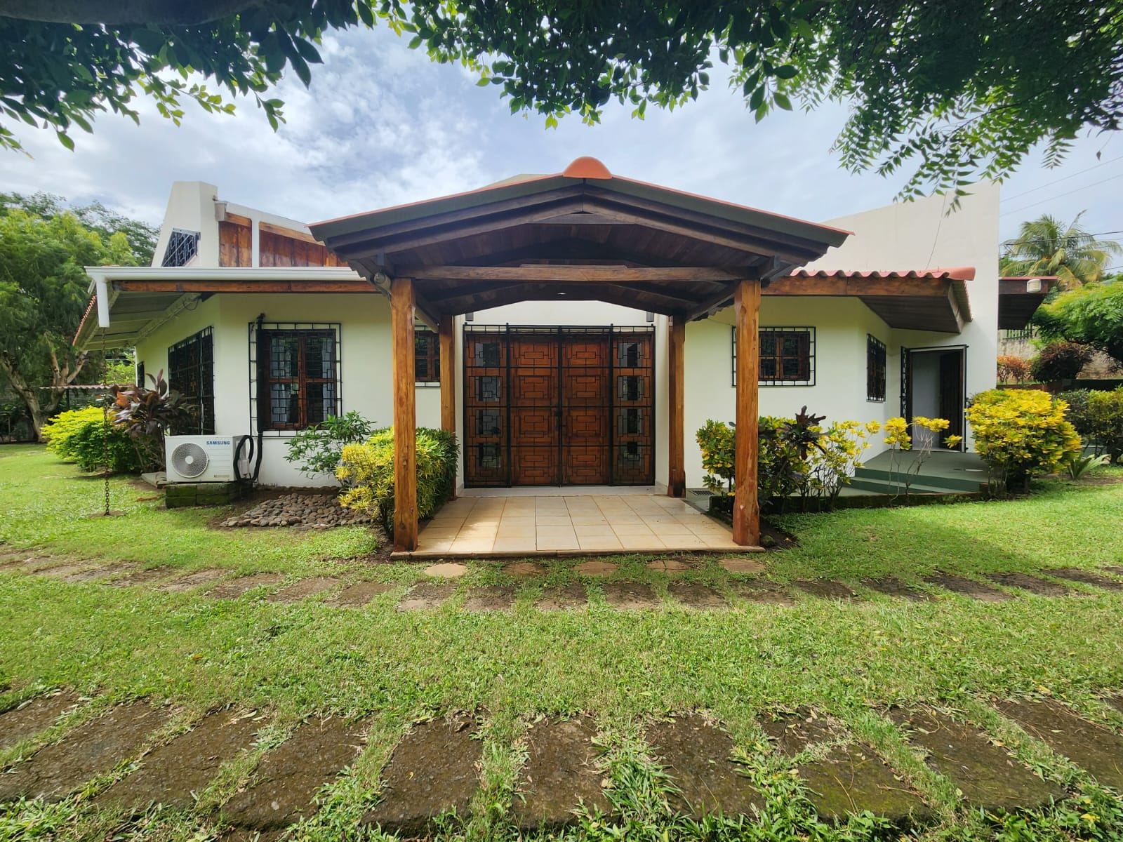 CARRETERA SUR.  SUPER PRECIO!!! LINDA CASA ESPACIOSA CON PISCINA EN VENTA