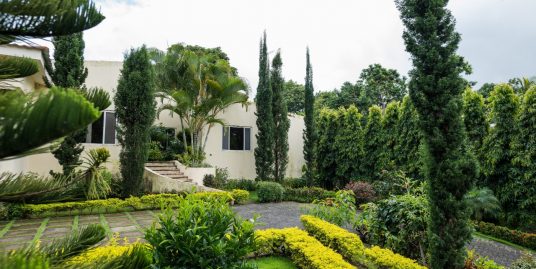 CARRETERA SUR. ESPECTACULAR CASA AMUEBLADA CON PISCINA Y JARDÍN EN ALQUILER