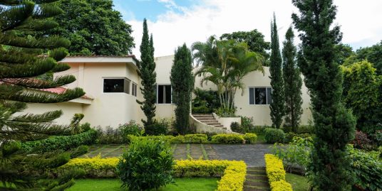 CARRETERA SUR. ESPECTACULAR CASA CON JARDIN Y PISCINA EN VENTA