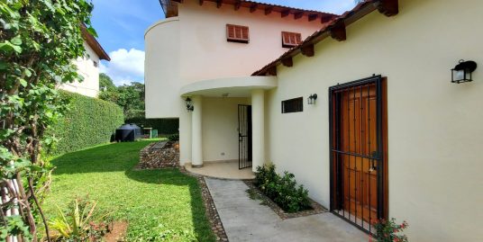 CARRETERA SUR. ESPECTACULAR CASA CON JARDÍN EN VENTA