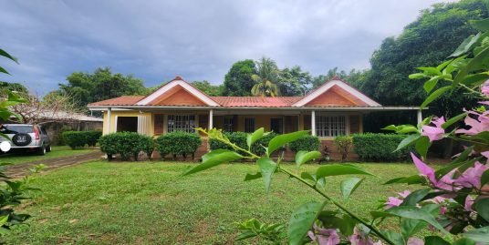 CARRETERA VIEJA A LEÓN. BONITA CASA CON JARDÍN FRONTAL SOBRE PISTA EN VENTA.