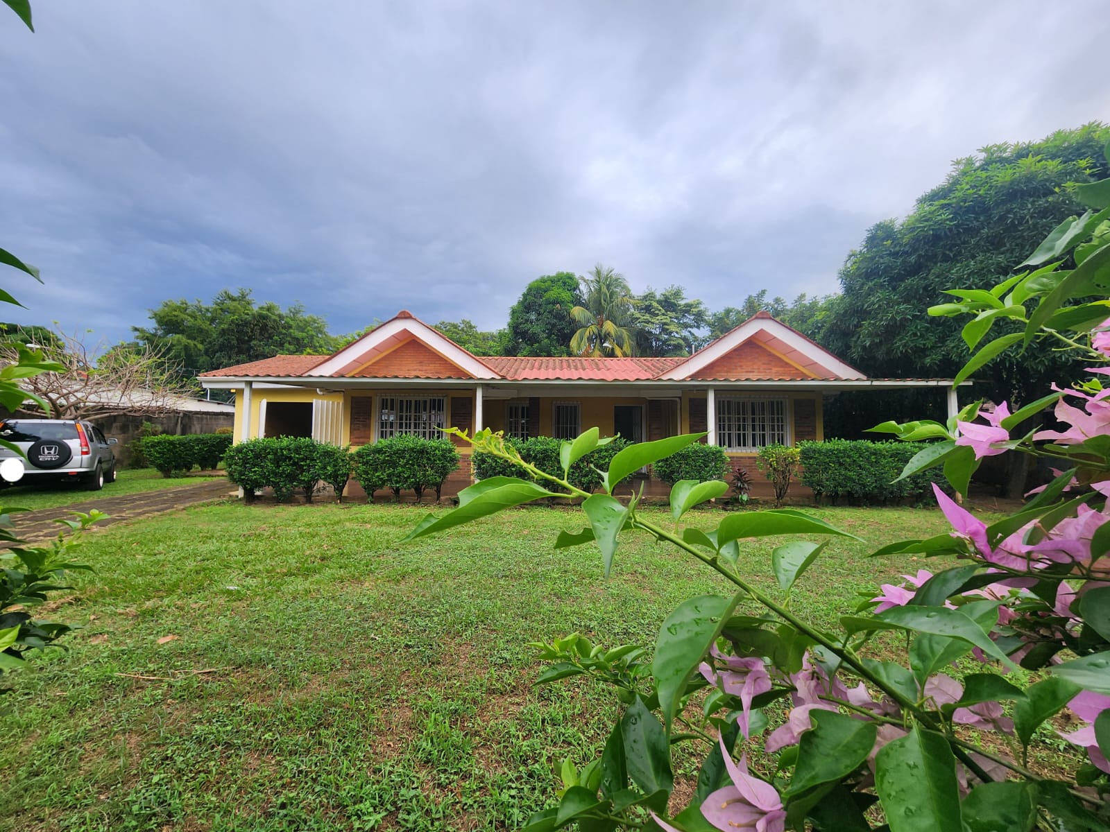 CARRETERA VIEJA A LEÓN. BONITA CASA CON JARDÍN FRONTAL SOBRE PISTA EN VENTA.