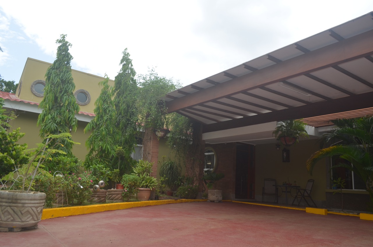 CARRETERA SUR. BONITA CASA ESTILO COLONIAL EN VENTA